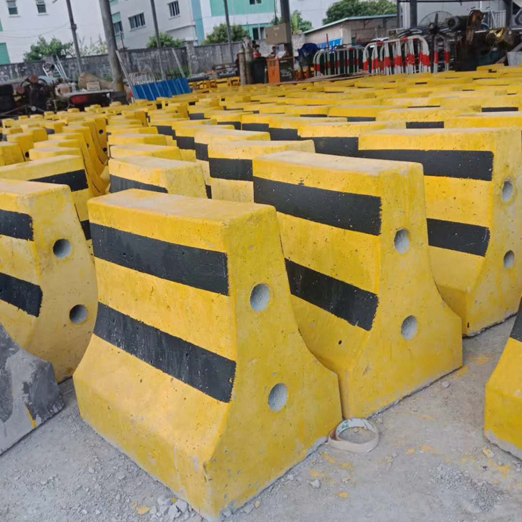 水泥隔离墩的优点与制作维护